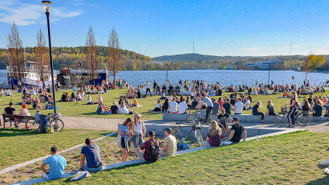 Ihmisiä viettämässä kesäpäivää Jyväskylän sataman nurmikolla. Image Outi Kaakkuri