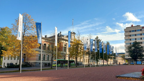 Jyväskylän kaupungintalo ja Paraatiaukion liput syksyllä. Kuva Outi Kaakkuri
