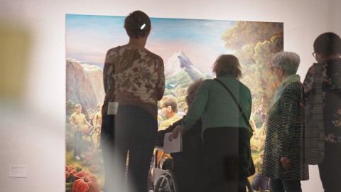 Kulttuuriluotsit tutustuttavat yleisöä taideteosten pariin Jyväskylän taidemuseossa. Kuvassa muistiystävällinen museokierros. Kuva Jyväskylän taidemuseo