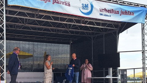 Jyväskylän liikuntajohtaja Anna-Leena Sahindal vastaanottaa järjestäjän paidan. Kuva Joni Oksanen
