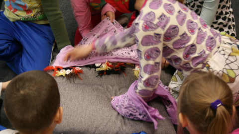 Lapsia Arjen sankarit -hankkeen työpajassa, kuva Sisko Vähämäki. Kuva Sisko Vähämäki
