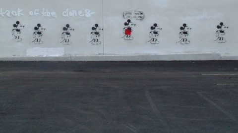 Kloonien hyökkäys -seinägraffiti Suojan seinässä vuonna 2003, 12 Mikki Hiirtä jonossa. Kuva Jyväskylän taidemuseo