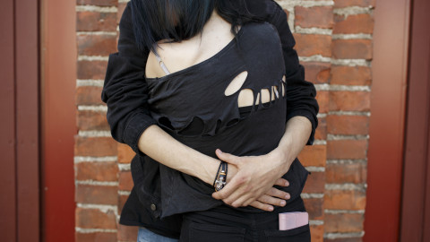 Kaksi henkilöä toistensa halauksessa. Kuva Hanna-Kaisa Hämäläinen. Kuva Hanna-Kaisa Hämäläinen