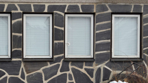 Viisi ikkunaa rivissä. Kuva Marja Fagerlund