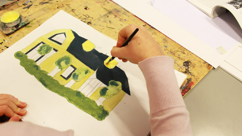 Lapsi maalaamassa. Kuva Suomen Kulttuuriperintökasvatuksen seura ry