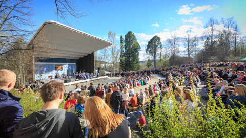 Ihmisiä konsertissa Lounaispuistossa. Image Tero Takalo-Eskola