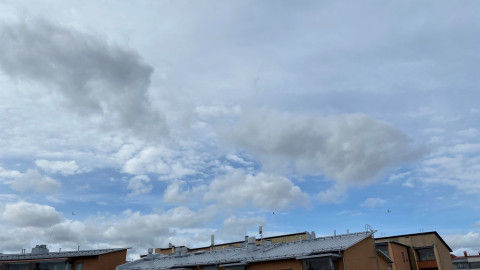 Pilviä taivaalla, kerrostaloja. Kuva Kivijalka-hanke