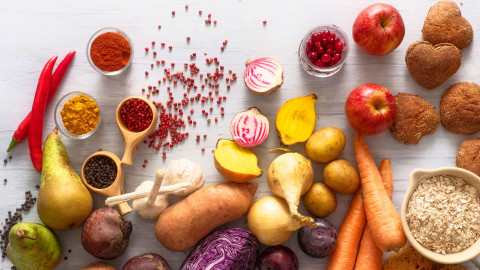 Vihanneksia, hedelmiä ja mausteita vaalealla taustalla. Kuva Toni Härkönen