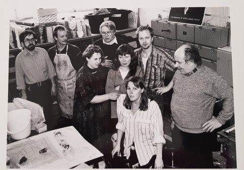 Ryhmäkuva opiskelijoista grafiikan pajan kurssilla vuodelta 1988. Kuva Jyväskylän taidemuseo