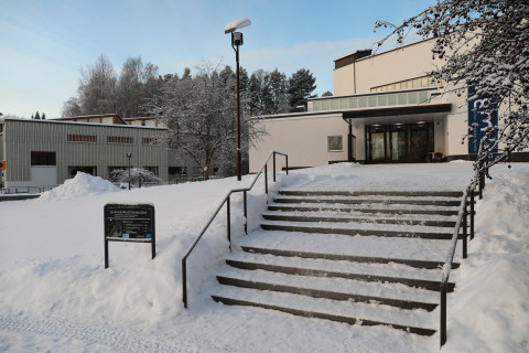 KeMun sisäänkäynti ja lumiset portaat talvella. Kuva Keski-Suomen museo (KeMu)