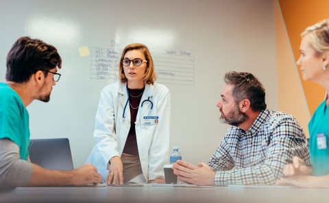 Lääkärit ja hoitajat keskustelevat keskenään. Kuva Kuvapankki: Shutterstock