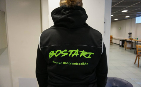 Nuorten kohtaamispaikka Bostarin työntekijän logolla varustettu takki