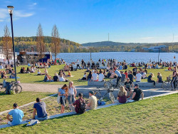 Ihmisiä viettämässä kesäpäivää Jyväskylän sataman nurmikolla. Kuva Outi Kaakkuri