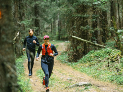 Kaksi polkujuoksijaa mustissa vaatteissa juoksemassa Maastiksen reitillä. Kuva Tero Takalo-Eskola