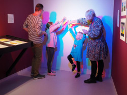 Lapsiperhe testailee RGB-valoja taidemuseossa. Kuva Sanna Lahti