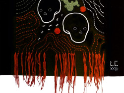 Lola Cervantin työssä Sietokyvyn langat on mustalla pohjalla eri värisillä villalangoilla kirjottuja kaaria ja pääkalloja. Kuva Lola Cervant