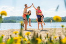 nuoria toistensa reppuselässä Tuomijärven rannalla. Kuva Tero Takalo-Eskola