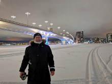 Mies seisoo valaistun sillan luona talvisessa maisemassa. Kuva Kaisa Ristimella