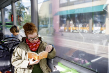 Matkustaja lukee kirjaa Linkki-linja-autossa. Kuva Hanna-Kaisa Hämäläinen