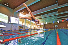 Mimosa Jallow hyppäämässä altaaseen vesiliikuntakeskus AaltoAlvarissa. Kuva Jouni Kallio