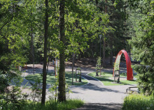 Näkymä Pupuhuhdan toimintapuistoon, vehreä ympäristö ja moderni puisto. Kuva Piia Sipinen