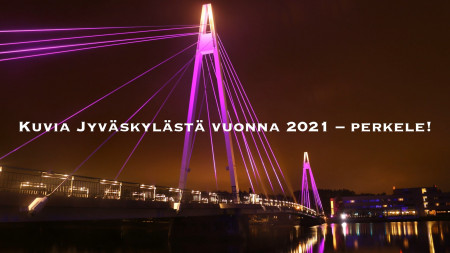 Kuokkalan silta illalla kuvattuna. Silta valaistu violetilla. Kuvassa teksti Kuvia Jyväskylästä vuonna 2021 - perkele!. Kuva Otso Heinsola